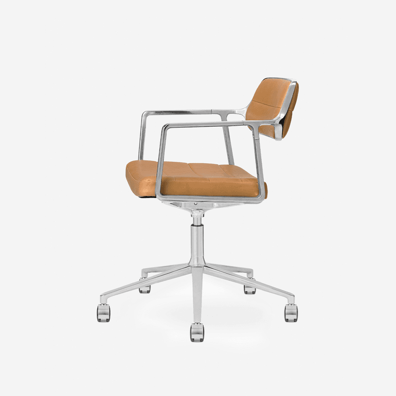 Vipp453 Svingbar stol med hjul - camel / polert ramme