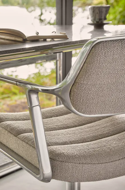Hovedbilde Vipp453 Svingbar stol - Sand / Polert ramme