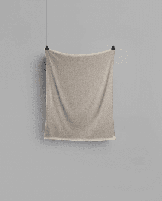 Hovedbilde Røros Tweed Una ullpledd 150 x 200 cm Grey