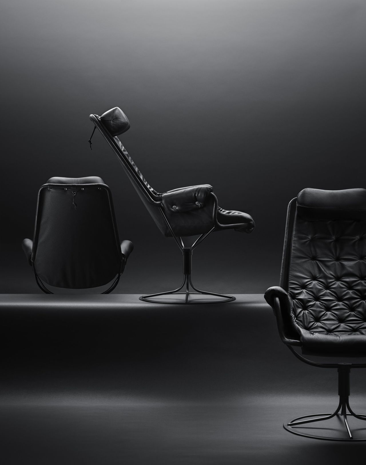 Dux Jetson er en ikonisk svensk hvilestol designet av Bruno Mathsson, lansert i 1969, kjent for sitt futuristiske utseende, unike svingmekanisme og overlegne ergonomiske komfort,