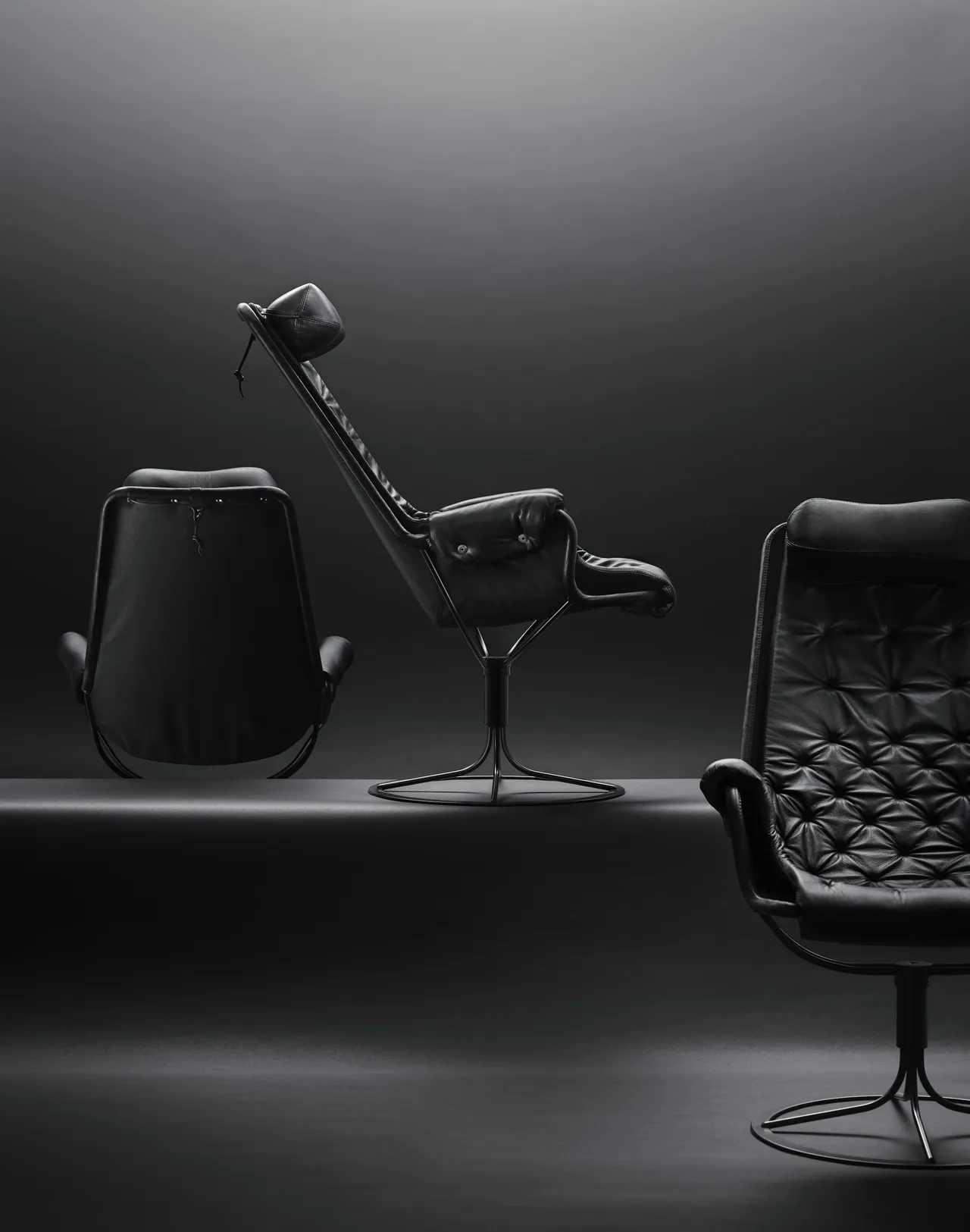 Dux Jetson er en ikonisk svensk hvilestol designet av Bruno Mathsson, lansert i 1969, kjent for sitt futuristiske utseende, unike svingmekanisme og overlegne ergonomiske komfort,